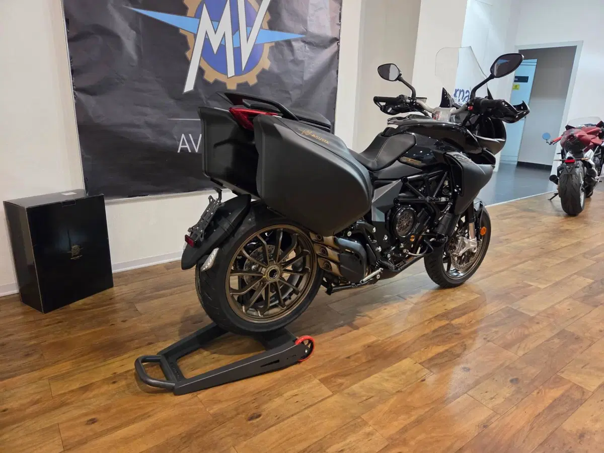 MV Agusta Turismo Veloce 800 Lusso SCS (2021 - 26) (4)