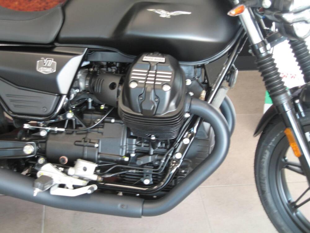 Moto Guzzi V7 Stone (2025) (5)