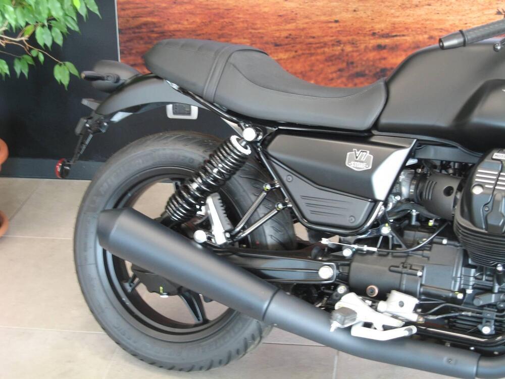 Moto Guzzi V7 Stone (2025) (4)