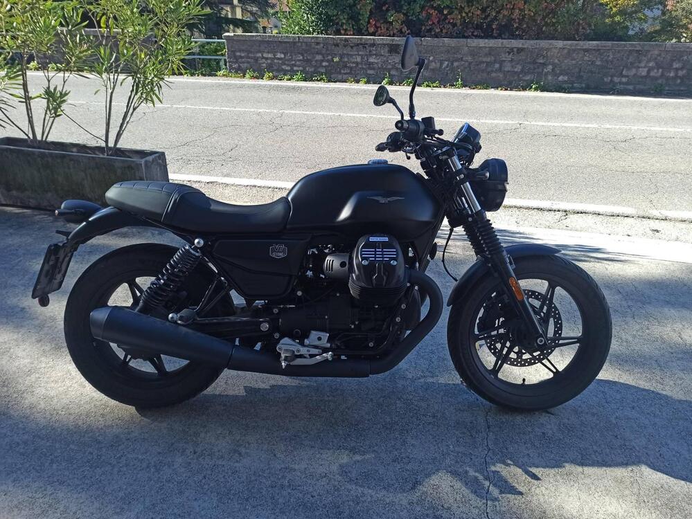 Moto Guzzi V7 Stone (2025)