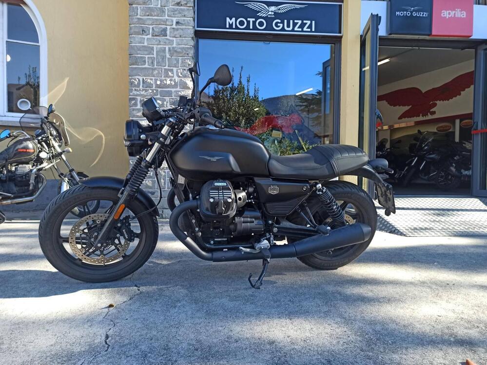 Moto Guzzi V7 Stone (2025) (2)