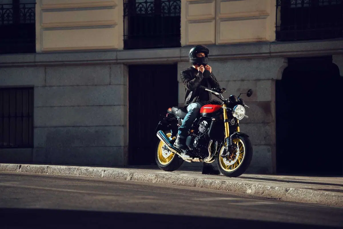 Kawasaki Z900RS 2026: elettronica evoluta, prestazioni sportive e stile senza tempo [GALLERY]