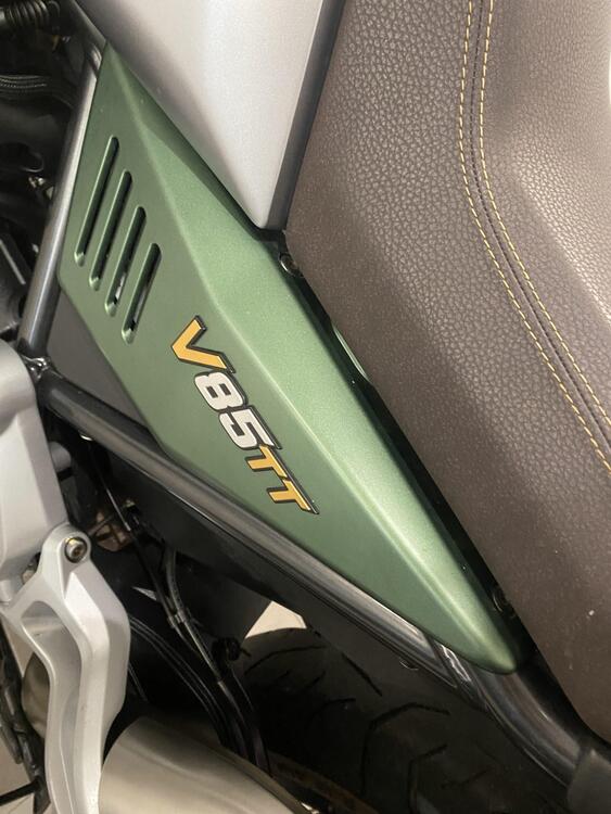 Moto Guzzi V85 TT Centenario (2021 - 22) (2)