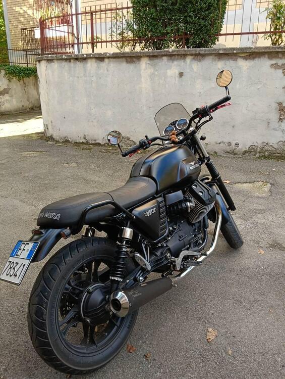 Moto Guzzi V7 II Stone (2015 - 17) (2)