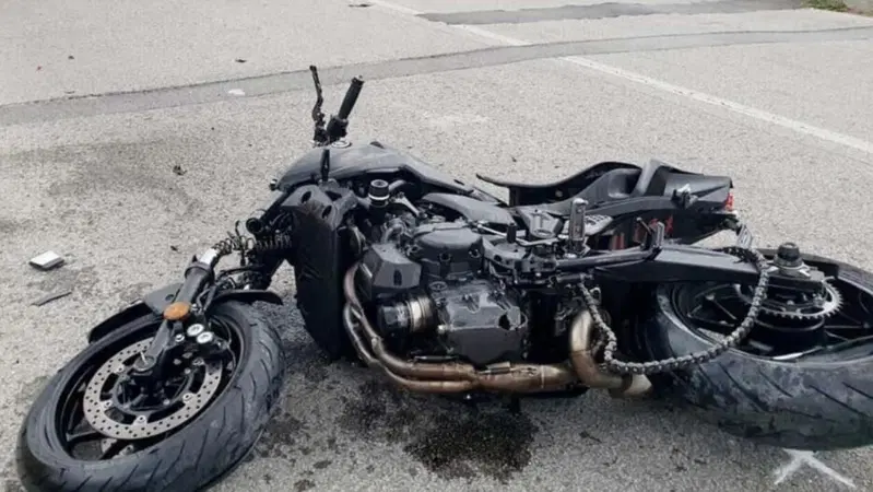 Incidente mortale per il giovane Evan Oscar Delogu, fratello 18enne della conduttrice Andrea