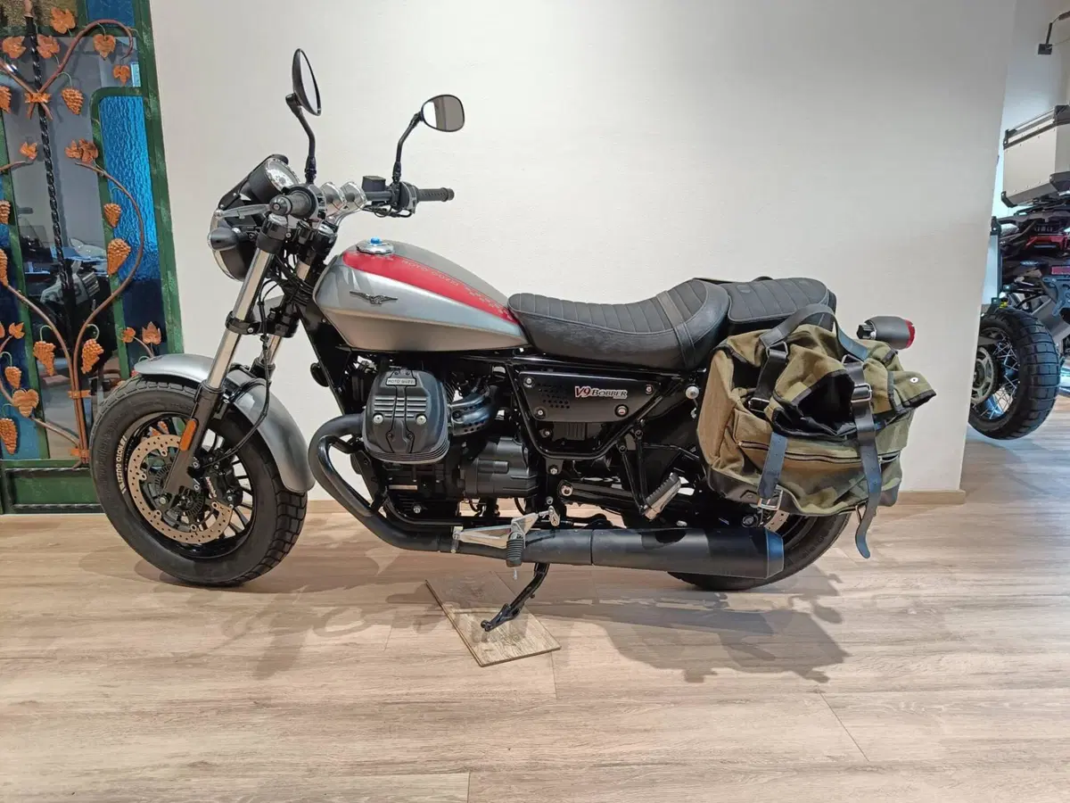 Moto Guzzi V9 Bobber (2016 - 18) (2)