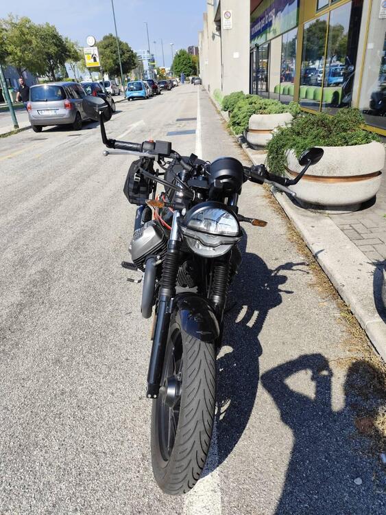 Moto Guzzi V7 Stone Special Edition (2022 - 25) (4)