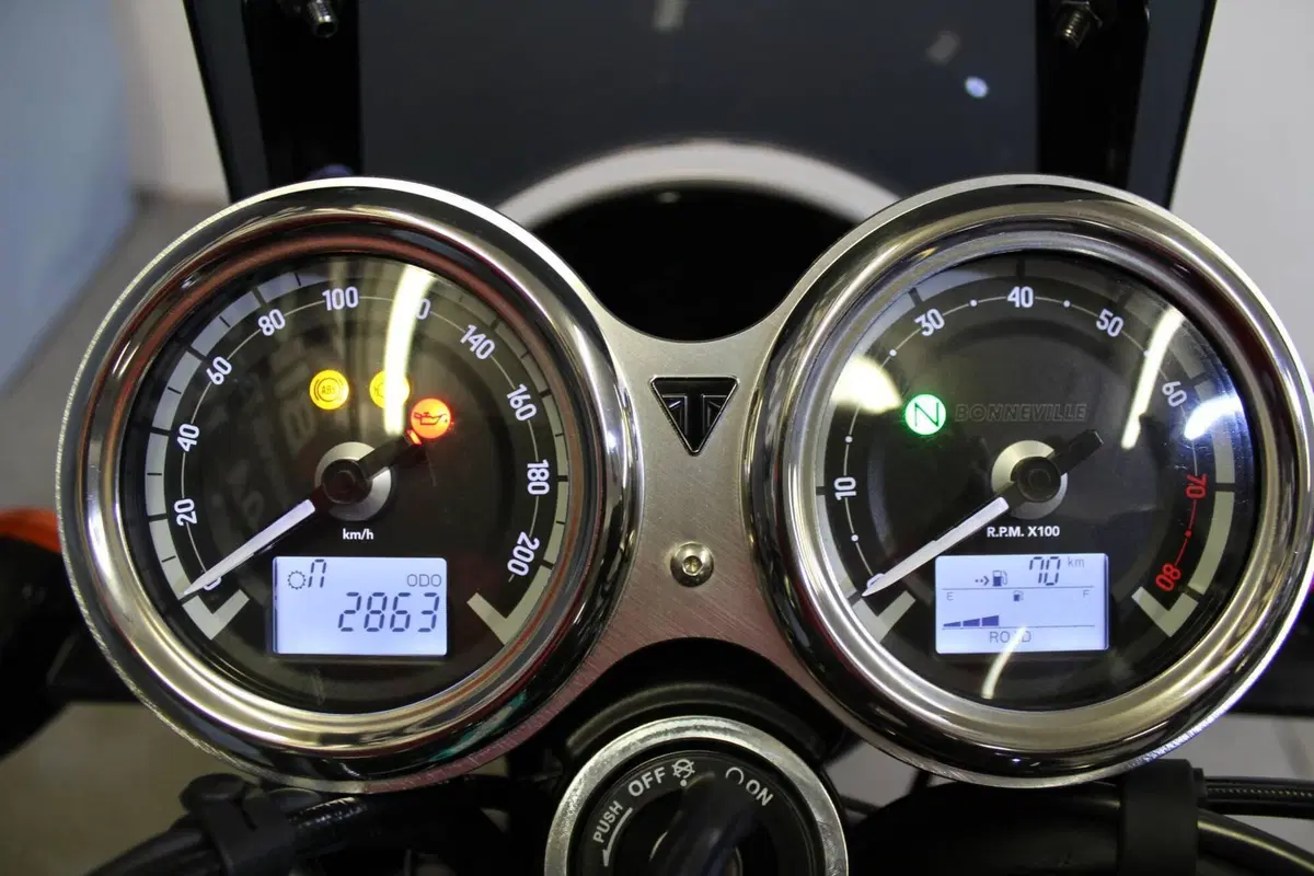 Triumph Bonneville T120 (2021 - 25) (3)