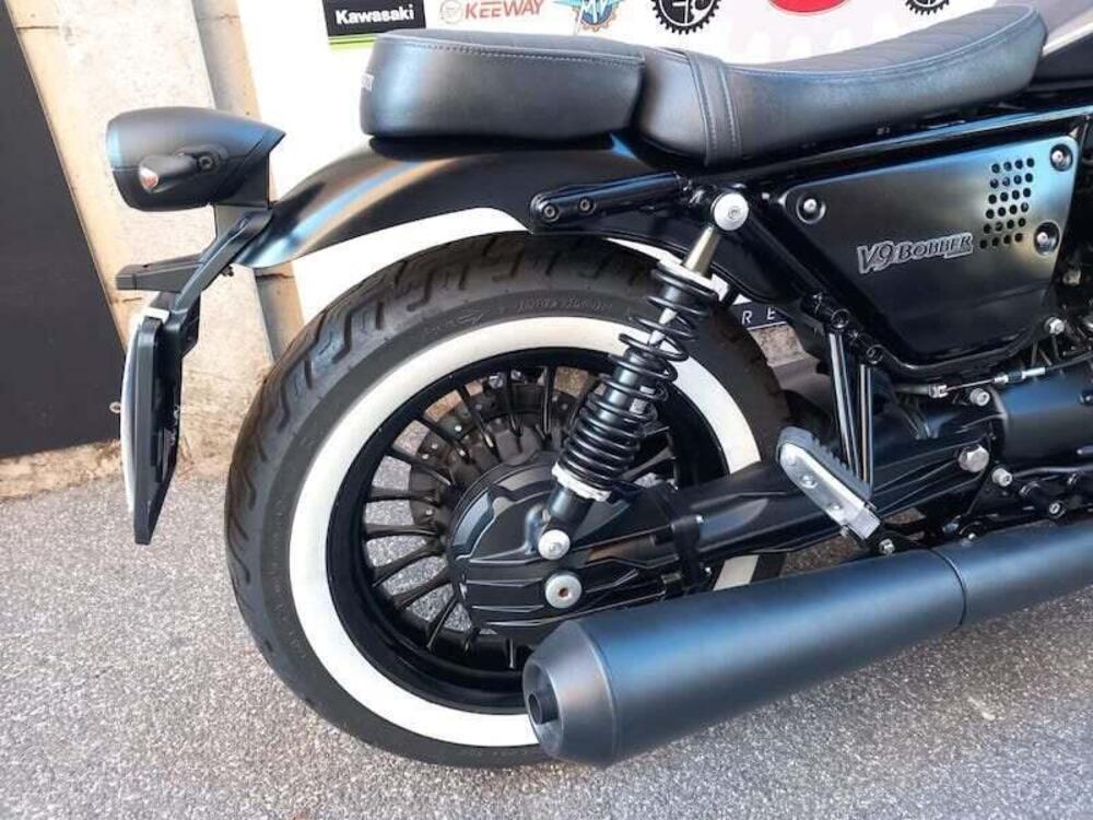 Moto Guzzi V9 Bobber (2021 - 25) (3)