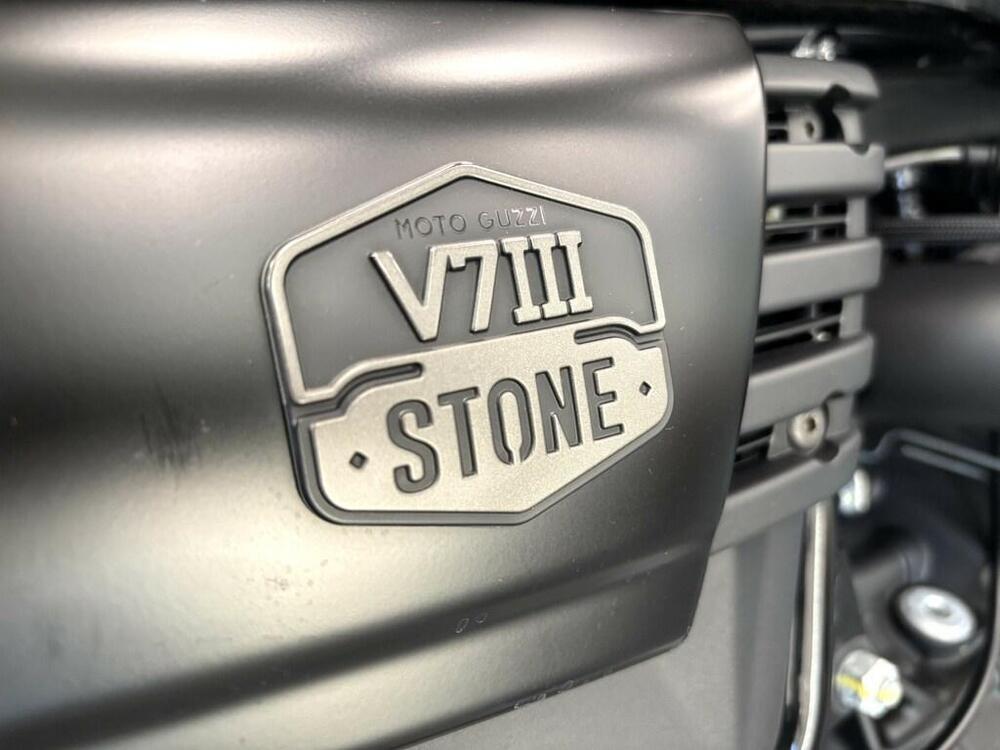 Moto Guzzi V7 III Stone (2017 - 20) (4)