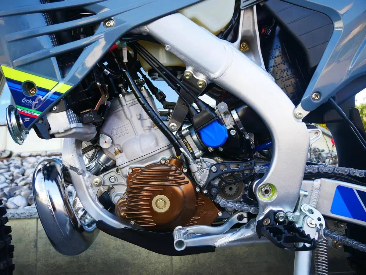 Tm Moto EN 300 Fi ES 2T TM Corse (2025) (3)