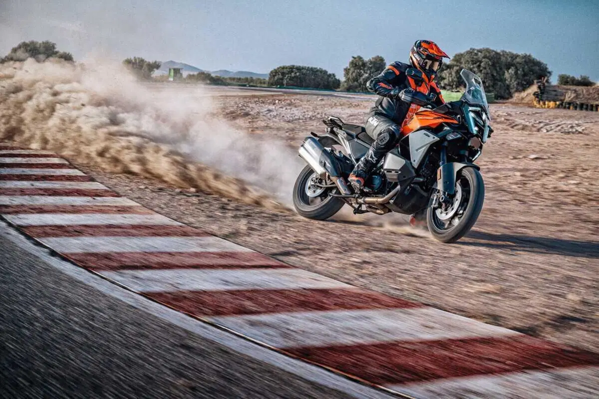 KTM 1390 Super Adventure 2026: sulla versione S EVO arriva il cambio automatico AMT [GALLERY e VIDEO] (24)