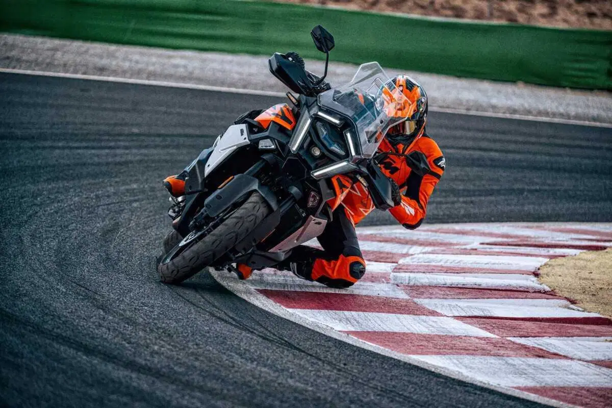 KTM 1390 Super Adventure 2026: sulla versione S EVO arriva il cambio automatico AMT [GALLERY e VIDEO] (25)