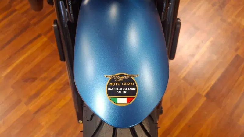 Moto Guzzi V7 Stone (2025 - 26) (3)