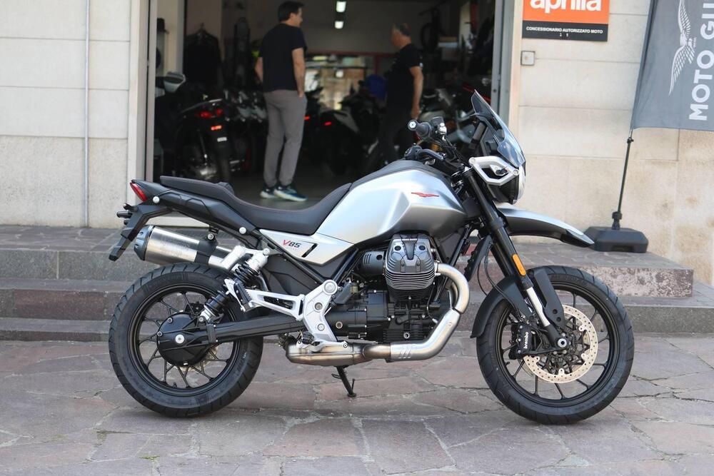Moto Guzzi V85 Strada (2024 - 25)