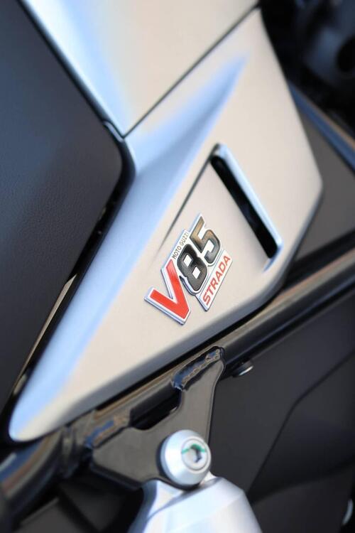 Moto Guzzi V85 Strada (2024 - 25) (4)