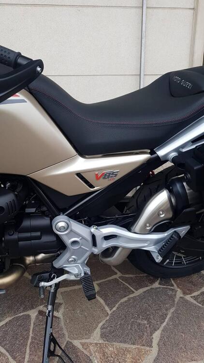 Moto Guzzi V85 TT Travel (2024 - 25) (2)
