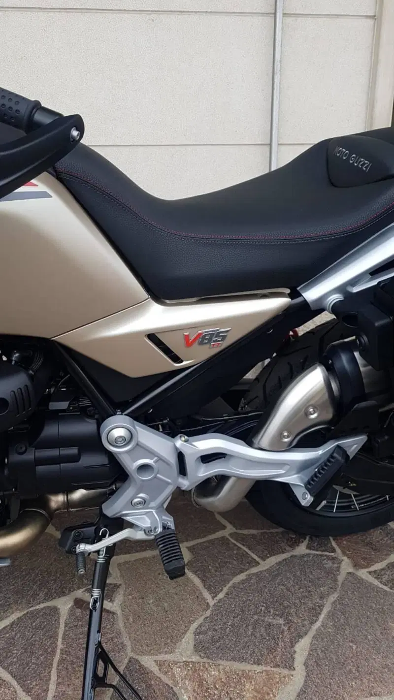 Moto Guzzi V85 TT Travel (2024 - 26) (2)