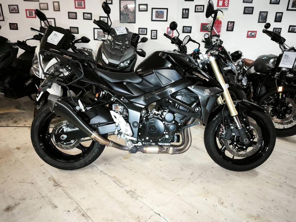 Suzuki GSR 750 (2010 - 15) (4)