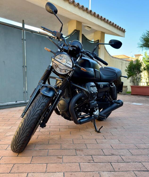 Moto Guzzi V7 Stone (2021 - 24)