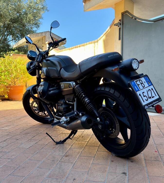 Moto Guzzi V7 Stone (2021 - 24) (2)