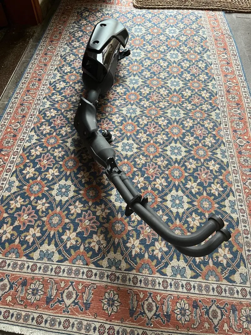 SCARICO ORIGINALE YAMAHA TMAX TECH MAX 2025 Akrapovic (4)