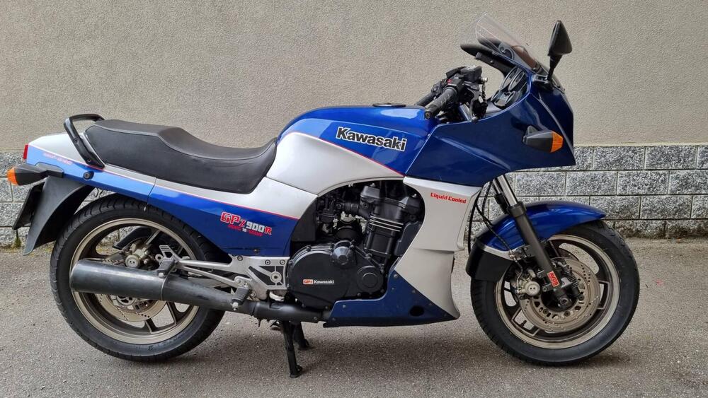 Kawasaki GPZ 900 R (3)