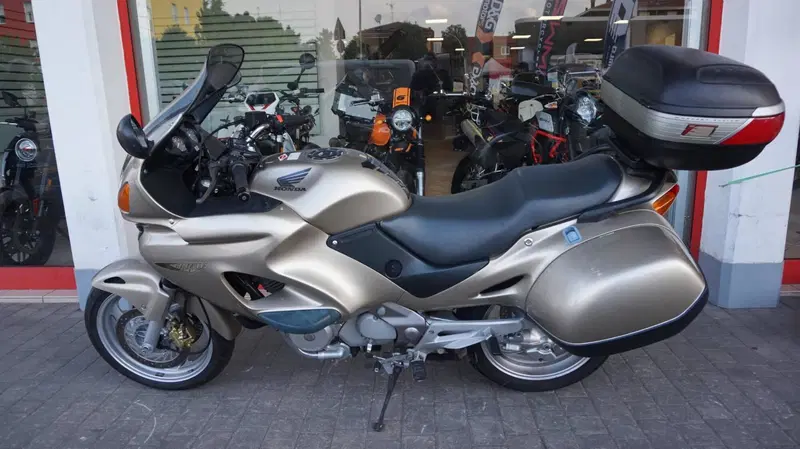 Honda Deauville 650 (1998 - 01) (4)