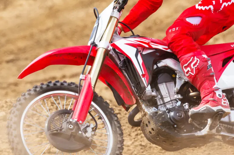 Nell'esemplare fotografato, che prefigura la moto di serie, non c'&egrave; l'avviamento elettrico