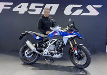 BMW F450 GS presentada en EICMA 2025: la nueva enduro urbana alemana | Motor bicilíndrico y embrague ERC [VÍDEO]