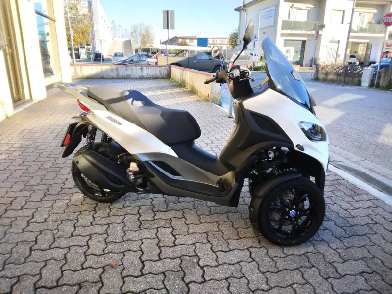 Piaggio MP3 310 (2025 - 26) (2)