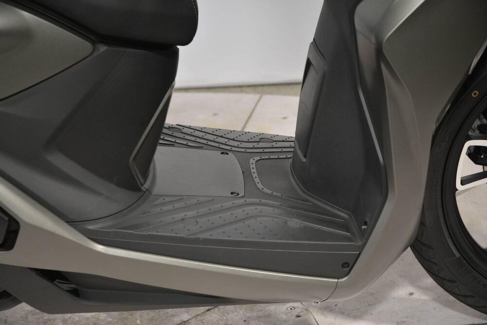 Voge Sfida SR16 200 (2025) (4)