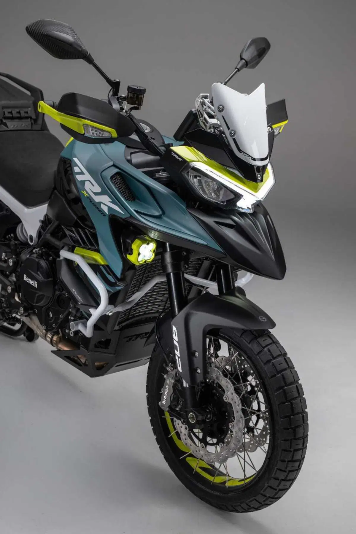 Benelli svela a EICMA la nuova TRK 902 in due versioni: Explorer e Stradale (5)