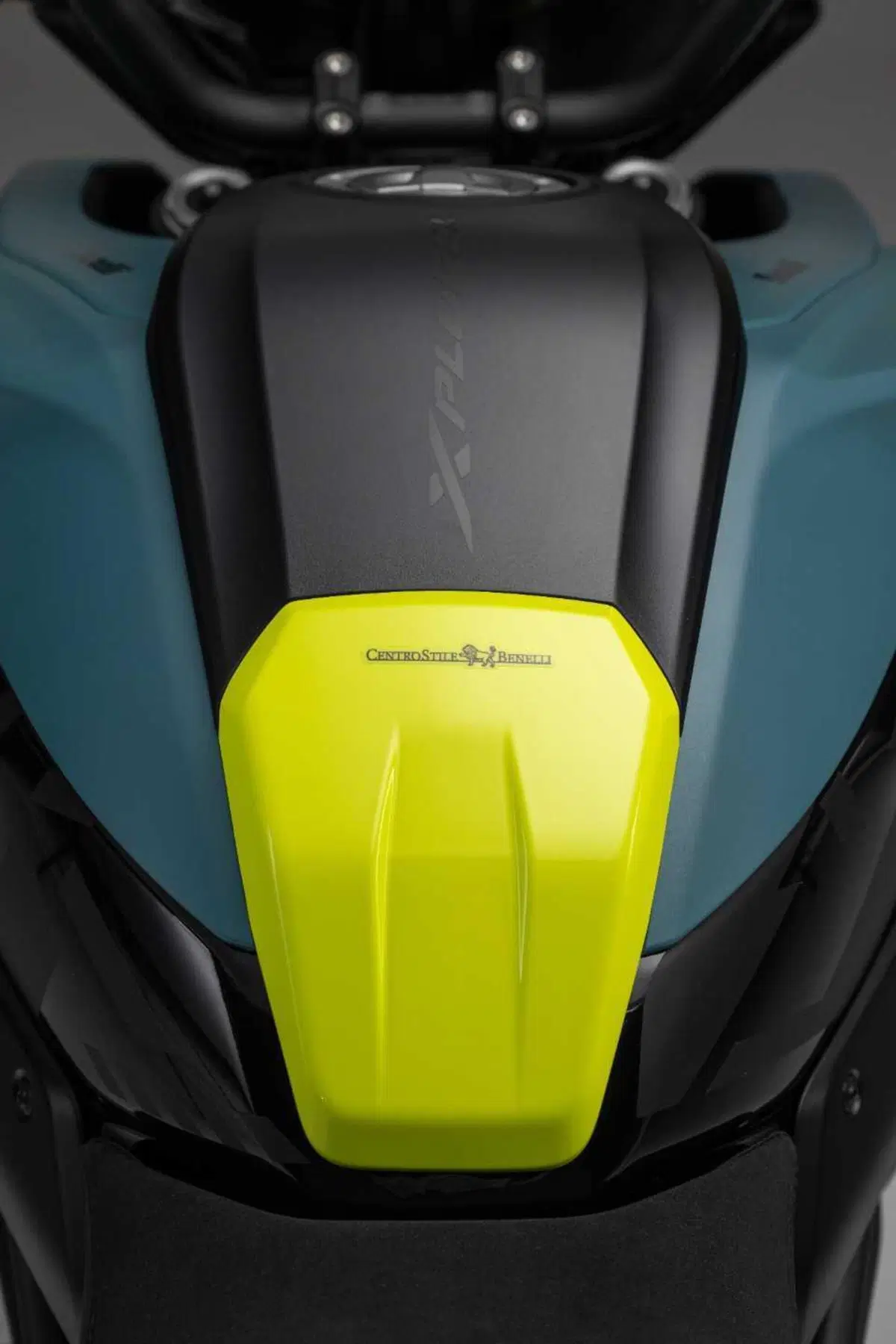 Benelli svela a EICMA la nuova TRK 902 in due versioni: Explorer e Stradale (10)
