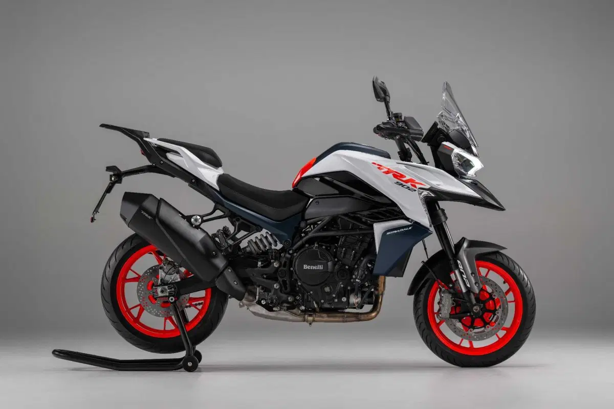 Benelli svela a EICMA la nuova TRK 902 in due versioni: Explorer e Stradale (2)