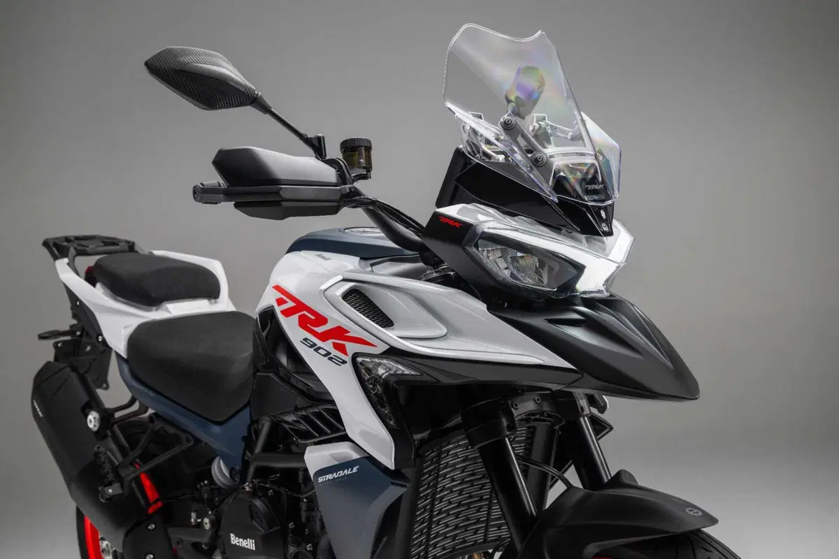 Benelli svela a EICMA la nuova TRK 902 in due versioni: Explorer e Stradale (4)