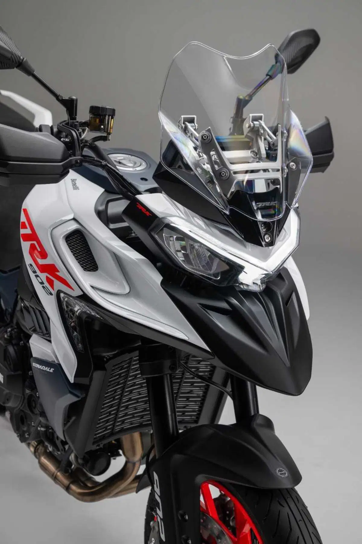 Benelli svela a EICMA la nuova TRK 902 in due versioni: Explorer e Stradale (5)