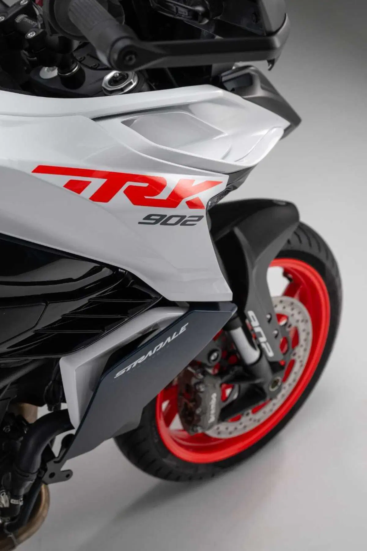 Benelli svela a EICMA la nuova TRK 902 in due versioni: Explorer e Stradale (6)