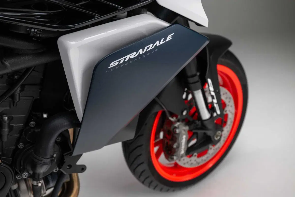 Benelli svela a EICMA la nuova TRK 902 in due versioni: Explorer e Stradale (7)