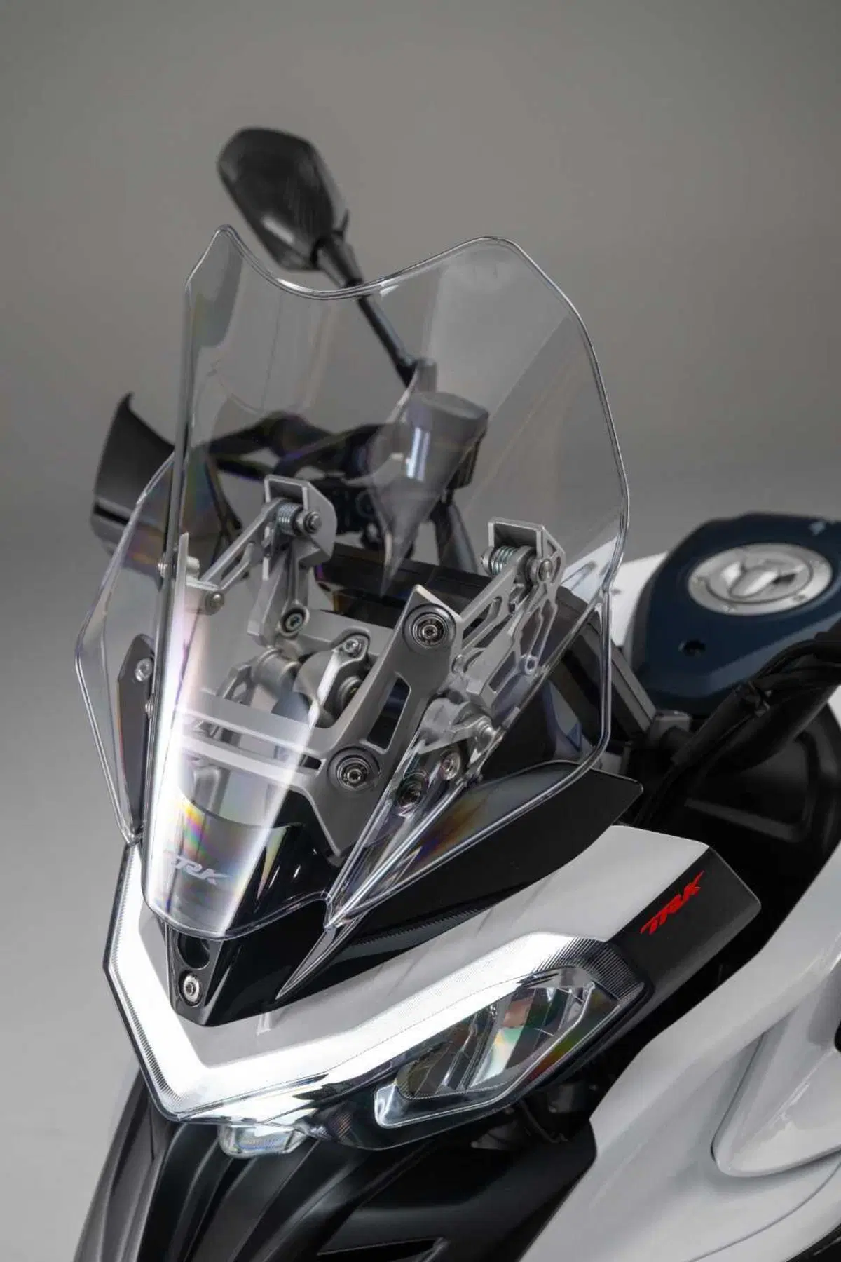 Benelli svela a EICMA la nuova TRK 902 in due versioni: Explorer e Stradale (9)