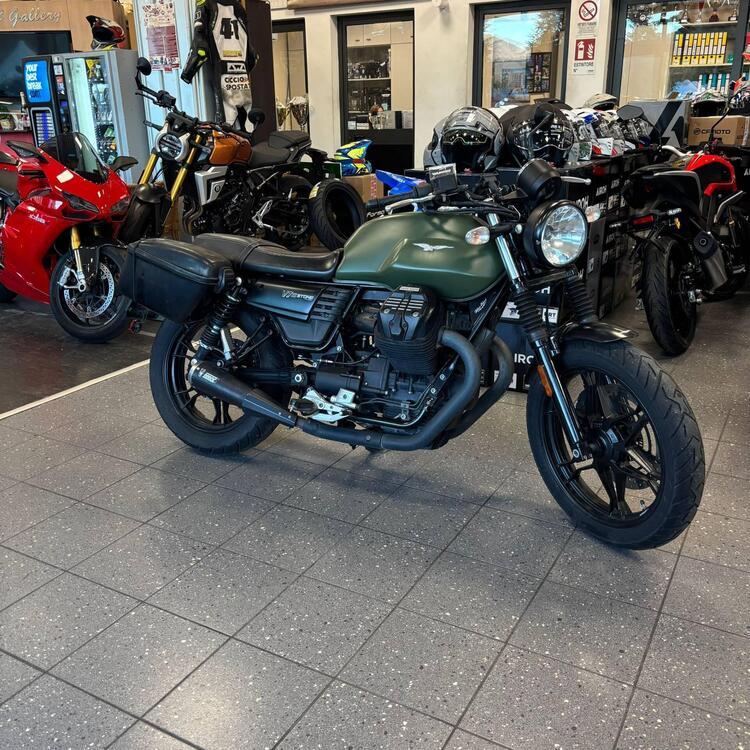 Moto Guzzi V7 III Stone (2017 - 20) (4)