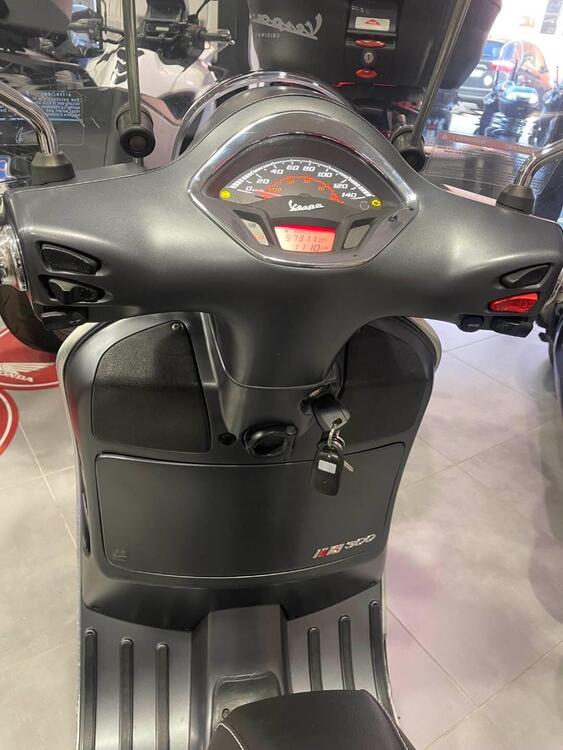 Vespa GTS 300 Super (2017 - 18) (4)