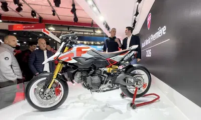 Ducati Hypermotard V2 a EICMA 2025: 120 CV e 13 KG in meno per i 20 anni dell'icona [VIDEO]