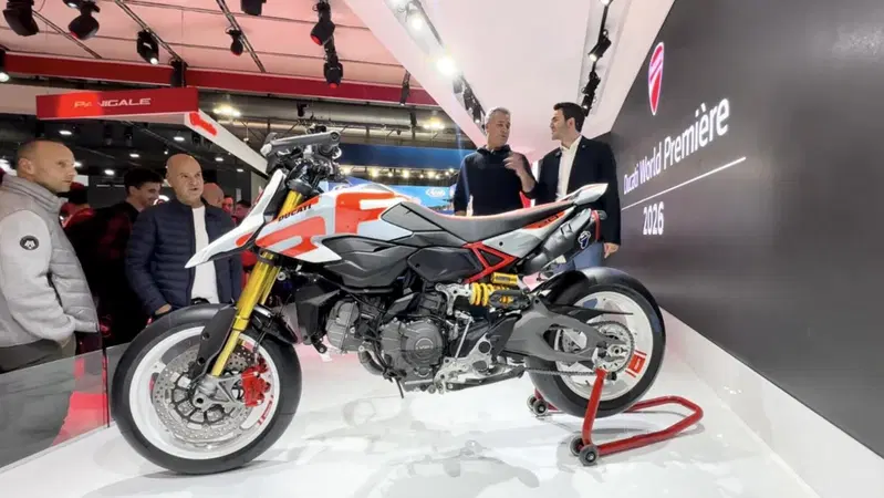 Ducati Hypermotard V2 a EICMA 2025: 120 CV e 13 KG in meno per i 20 anni dell'icona [VIDEO]