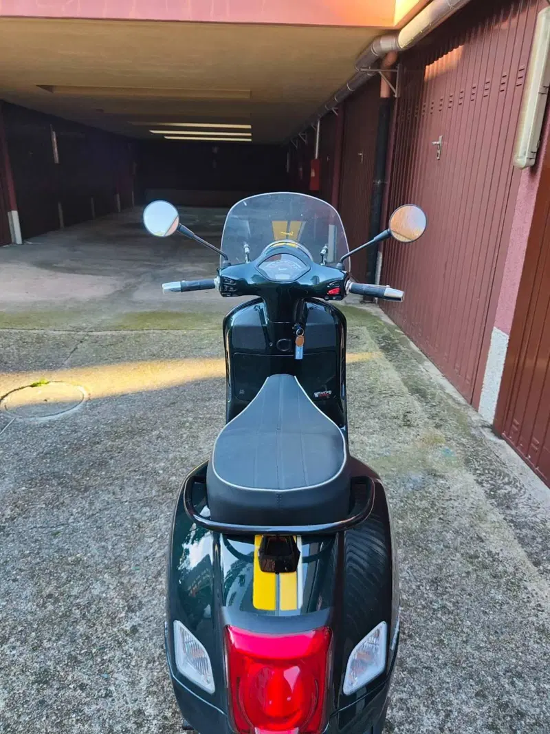 Vespa GTS 300 Super Racing Sixties Hpe (2021 - 22) (5)
