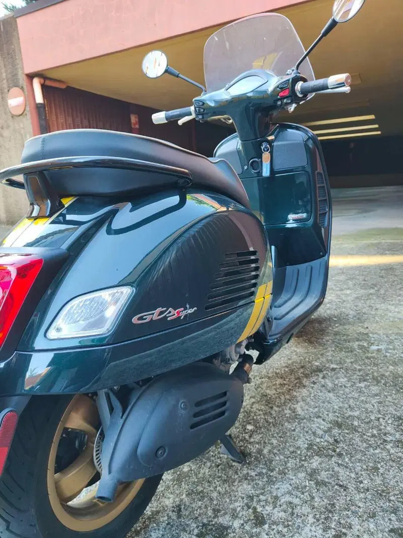 Vespa GTS 300 Super Racing Sixties Hpe (2021 - 22) (6)