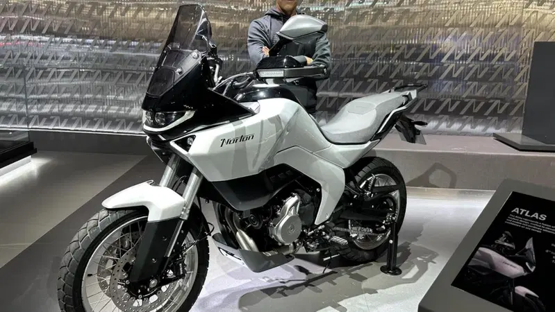 A EICMA 2025 debutta Atlas: la bicilindrica di Norton con la doppia anima [VIDEO]