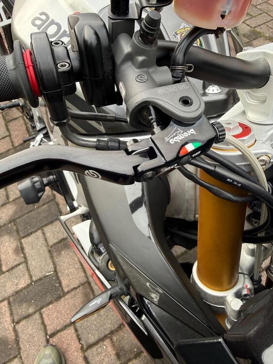 Aprilia Tuono V4 Factory (2015 - 17) (3)