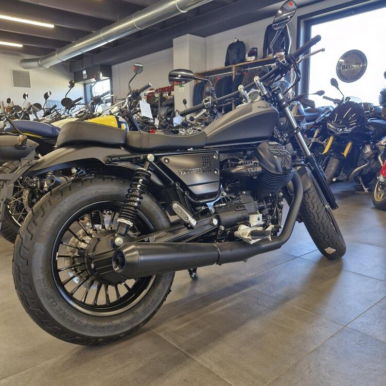 Moto Guzzi V9 Bobber (2021 - 25) (5)