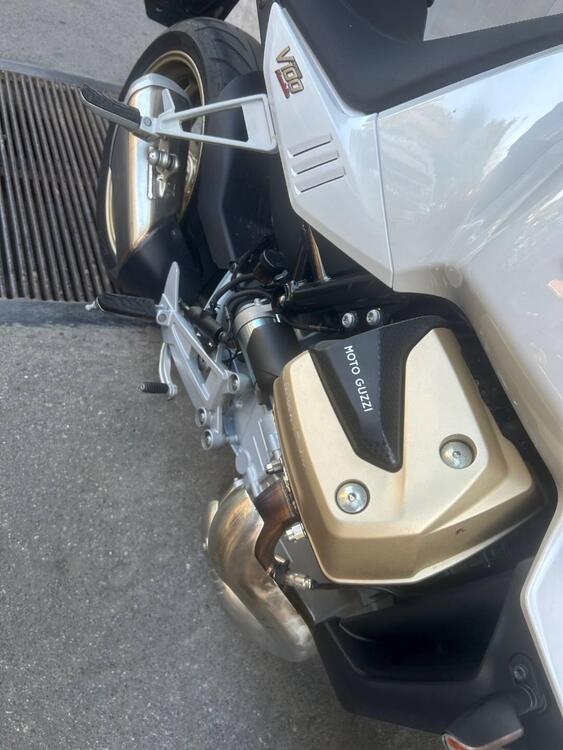 Moto Guzzi V100 Mandello (2022 - 24)